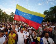 Una mulititud protesta en Barcelona, España, por el amaño en las elecciones en Venezuela.