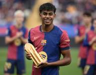 El delantero español de Barcelona #19 Lamine Yamal recibe el trofeo KOPA al mejor jugador sub-21.