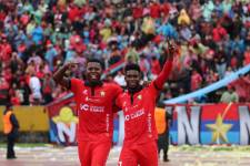 Gabriel Cortez y Jonathan Borja celebran la clasificación de El Nacional por la Copa Ecuador