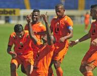 Jugadores de Libertad celebrando un gol.