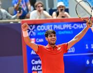 El tenista español, Carlos Alcaraz, celebra su paso a la final de los Juegos Olímpicos de París 2024