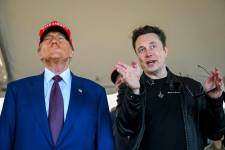 Elon Musk habla con el presidente electo de Estados Unidos, Donald Trump, mientras observan el lanzamiento del sexto vuelo de prueba del cohete SpaceX Starship.