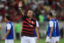 El exjugador de Brasil, Adriano, en su partido de despedida en el Maracaná