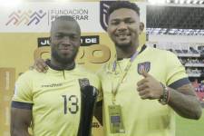 Enner Valencia junto a Michael Morales.