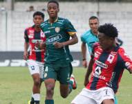 Jugadores de ambos clubes disputando el balón.