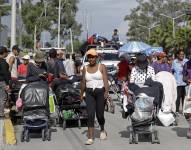 Migrantes caminan por una calle central este miércoles, en Puebla (México).