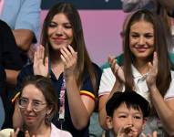 Spanish Crown Princess of Asturias Leonor (R) and Spanish Princess Sofia (L) applaud during the men's table tennis singles round of 32 match between Spain's Alvaro Robles and Brazil's Hugo Calderano at the Paris 2024 Olympic Games at the South Paris Arena in Paris on July 30, 2024. JUNG Yeon-je / AFP