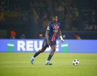 Willian Pacho en un partido con el PSG por Champions League