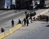 Integrantes de fuerzas de seguridad resguardan una calle este jueves en La Paz (Bolivia).