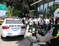 La Policía Nacional resguarda la integridad de los estudiantes en un colegio de la Costa.