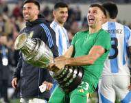 Emiliano Dibu Martínez festejando con el trofeo de la Copa América luego del partido contra Chile en Eliminatorias Sudamericanas.