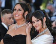 Karla Sofía Gascón junto a Selena Gómez en el Festival de Cannes 2024