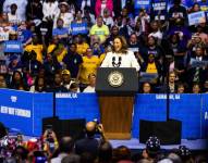 Kamala Harris habla durante un mitin de campaña en el Enmarket Arena en Savannah, Georgia.