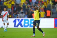 El delantero de la selección de Ecuador, Enner Valencia, celebra su gol contra Perú por Eliminatorias