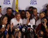 El candidato a la presidencia de Venezuela, Edmundo González Urrutia, y la líder opositora venezolana, María Corina Machado, dan declaraciones tras conocer los resultados de las elecciones presidenciales este lunes, en Caracas.