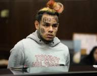 Tekashi 6ix9ine es un controvertido rapero estadounidense conocido por su estilo musical único, tatuajes faciales llamativos y una vida pública llena de escándalos. Sus canciones han alcanzado gran popularidad, pero también ha sido objeto de múltiples arrestos y condenas por delitos como posesión de armas, tráfico de drogas y asociación con pandillas.