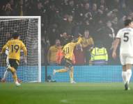 Hwang Hee-chan celebra su gol contra el Manchester United por la Premier League