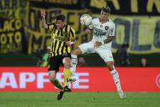 Lucas Hernández (i) de Peñarol disputa el balón con Mateo Ponte de Botafogo este miércoles, en un partido de las semifinales de la Copa Libertadores