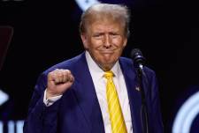 El virtual candidato presidencial republicano, el expresidente Donald Trump, hace gestos durante el 'Chase the Vote - A Town Hall'.