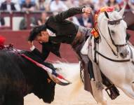 El rejoneador Diego Ventura con su segundo durante la corrida de toros de la Feria de San Isidro celebrada este domingo en las Ventas, Madrid, capital de España.