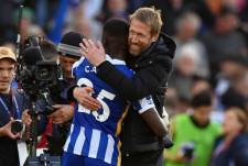 Graham Potter abraza a Moisés Caicedo cuando jugaba en el Brighton