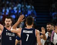 Nikola Jokic celebró la medalla.