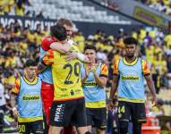 El delantero de Barcelona SC, Octavio Rivero, celebró su gol ante Macará con Javier Burrai