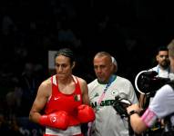 Imane Khelif llega para su ronda preliminar femenina de 66 kg de octavos de final de boxeo contra la italiana Angela Carini durante los Juegos Olímpicos de París 2024