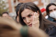 La reina Letizia, durante su visita a Paiporta este domingo.