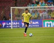 Piero Hincapié en un partido con la selección de Ecuador