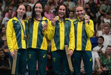 El cuarteto formado por Titmus, Mollie O'Callaghan, Lani Pallister y Brianna Throssell celebrando el oro.