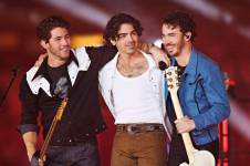 Fotografía de los Jonas Brothers en concierto