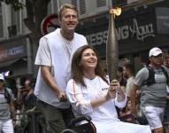 La fotógrafa de Agence France-Presse (AFP) Christina Assi, gravemente herida en Líbano en octubre de 2023, llevó este domingo la antorcha olímpica en un suburbio de París junto al videoperiodista Dylan Collins