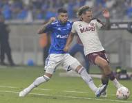 William (i) de Cruzeiro disputa el balón con Luciano Boggio de Lanús en un partido de las semifinales de la Copa Sudamericana