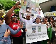 Los padres de los menores desaparecidos, junto a familiares, amigos y demás ciudadanos, protestaron este lunes 23 de diciembre afuera del edificio de la Fiscalía, en el centro de Guayaquil.