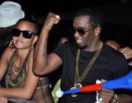 megaestrella del rap Diddy, que ha estado bajo fuego, luce en la cima del mundo mientras él y su entonces novia Cassie se divierten durante el Bad Boy Sound Clash en Kingston, Jamaica, en enero de 2013. El ahora asediado productor de hip hop se lo estaba pasando genial en el Lime Light Club de la capital, haciendo sonar una bocina, bebiendo de una botella de su vodka Ciroc y fumando un gran cigarrillo mientras una multitud animada lo vitoreaba durante el espectáculo gratuito.