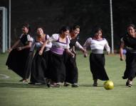 El fútbol con la mano es toda una tradición para las mujeres de una comunidad indígena en Imbabura
