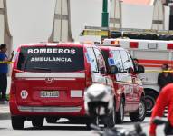 Bomberos socorrieron a varios heridos en un ataque armado en una funeraria en Manta, pero cuatro víctimas murieron,