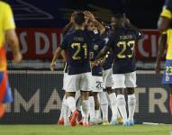 Jugadores de la selección ecuatoriana de fútbol celebrando la victoria en Colombia.