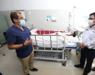 El ministro de Salud peruano, César Vásquez, en visita a los pacientes hospitalizados.