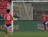 Eduardo Vargas anotó el gol de Chile, mientras el arquero de Boliviapedía atención médica en el suelo.