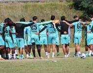 Jugadores de Cumbayá reunidos durante un entrenamiento