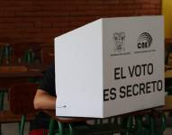 Foto de una persona votando en las últimas elecciones.