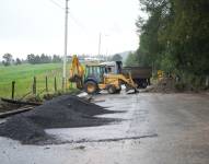 Imagen de los trabajos de reparación del socavón en el km 22 de la vía Cuenca-Girón-Pasaje.