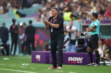 Luis Fernando Suárez dirigiendo un partido con la selección de Costa Rica