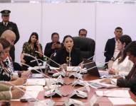 La presidenta de la Comisión de Fiscalización, Pamela Aguirre (centro), hizo la convocatoria para este lunes 8 de julio.