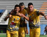 Jugadores de Delfín SC celebrando el triunfo.