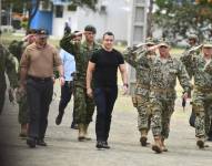 Imagen de Daniel Noboa, presidente de Ecuador, durante la entrega de 51 vehículos multipropósitos para militares en Portoviejo, Manabí.