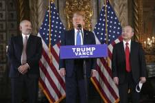 Donald Trump en una conferencia de prensa acompañado del director general de SoftBank Group, Masayoshi Son, a la derecha, y el nominado a secretario de Comercio, Howard Lutnick.