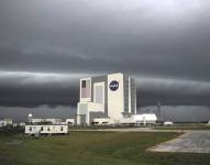 Fotografía cedida por la NASA donde se muestra la sede del Centro Espacial Kennedy en Merritt Island (Florida) cerrada este miércoles ante la llegada del huracán Milton.